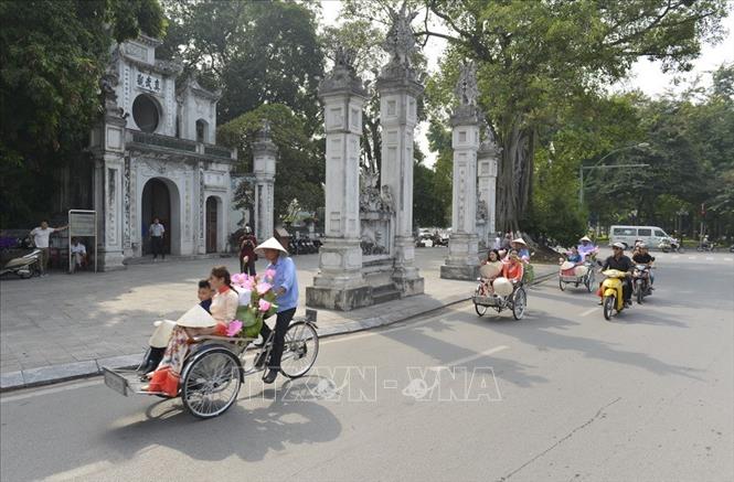 Hà Nội hơn nghìn năm tuổi có rất nhiều điểm thu hút khách du lịch với cảnh quan kiến trúc độc đáo, di sản văn hóa phong phú. Thủ đô ngày nay có hơn 5.000 di tích lịch sử, văn hóa, kiến trúc, trong đó, 1.150 đã xếp hạng cấp Quốc gia, 1.059 xếp hạng cấp Thành phố. Trong ảnh: Đền Quán Thánh bên đường Thanh niên (quận Ba Đình) có từ đời Lý Thái Tổ (1010 - 1028), thờ Huyền Thiên Trấn Vũ, một trong bốn vị thần được lập đền thờ để trấn giữ bốn cửa ngõ thành Thăng Long xưa. Ảnh: Thanh Hà - TTXVN