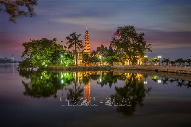 Hà Nội có hơn 5.000 di tích lịch sử, văn hóa, kiến trúc, trong đó, 1.150 đã xếp hạng cấp Quốc gia, 1.059 xếp hạng cấp Thành phố, với hàng nghìn lễ hội truyền thống. Trong ảnh: Vẻ đẹp thanh tịnh, trang nghiêm của ngôi chùa Trấn Quốc nổi tiếng, tọa lạc ven Hồ Tây, bên đường Thanh Niên, có lịch sử gần 1500 năm, được coi là lâu đời nhất ở Thăng Long - Hà Nội. Ảnh: Trọng Đạt – TTXVN