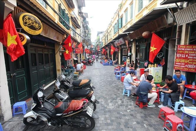 Hà Nội với 36 phố cổ và khu phố Tây kiến trúc Pháp, cùng Hoàng Thành Thăng Long, Văn Miếu - Quốc Tử Giám…với nhiều di sản, lễ hội văn hóa, nhiều món ẩm thực được yêu thích. Trong ảnh: Phố cổ Tạ Hiện, quận Hoàn Kiếm thu hút rất đông du khách trong nước và quốc tế, nhất là vào dịp cuối tuần khi nơi này thành khu vực phố đi bộ quanh hồ Hoàn Kiếm. Ảnh: Anh Tuấn – TTXVN