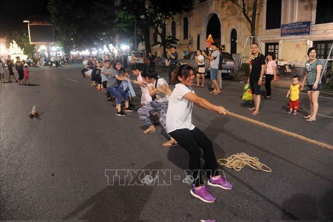 Sáng kiến phố đi bộ quanh hồ Hoàn Kiếm tạo cho Hà Nội vừa có nét đẹp của các đô thị châu Á và khu vực, là điểm vui chơi lý thú của người dân và du khách, vừa tạo điểm nhấn du lịch cho khu vực trung tâm thành phố Hà Nội, góp phần kích cầu phát triển thương mại, dịch vụ, du lịch của Thủ đô. Trong ảnh: Các bạn trẻ tham gia trò chơi kéo co tại không gian phố đi bộ quanh hồ Hoàn Kiếm. Ảnh: Quang Quyết – TTXVN