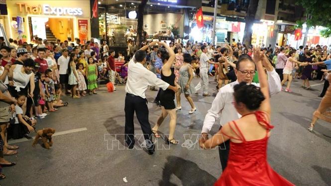 Sáng kiến phố đi bộ quanh hồ Hoàn Kiếm tạo cho Hà Nội vừa có nét đẹp của các đô thị châu Á và khu vực, là điểm vui chơi lý thú của người dân và du khách, vừa tạo điểm nhấn du lịch cho khu vực trung tâm thành phố Hà Nội, góp phần kích cầu phát triển thương mại, dịch vụ, du lịch của Thủ đô. Trong ảnh: Người dân vui chơi trên phố đi bộ quanh hồ Hoàn Kiếm. Ảnh: Thành Đạt – TTXVN