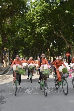 Với cộng đồng quốc tế, Thủ đô Hà Nội là hình ảnh về một thành phố luôn phát triển năng động nhưng vẫn giữ những nét truyền thống. Trong ảnh: Những cô gái Hà Nội dạo phố trên những chiếc xe xích lô, trong trang phục áo dài truyền thống duyên dáng tạo nên hình ảnh rất đỗi thân quen, đặc trưng của Thủ đô Ngàn năm văn hiến. Ảnh: Thanh Hà - TTXVN