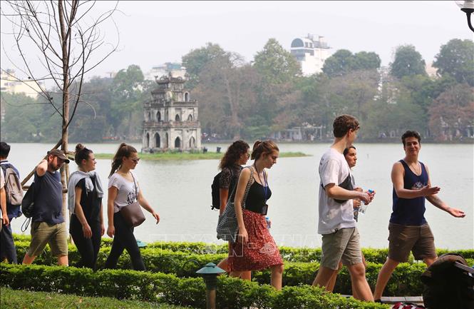 Với vị thế là “Thành phố vì hòa bình”, mỗi năm, Hà Nội thu hút hàng triệu du khách trong nước và quốc tế đến tham quan, thưởng ngoạn. Trong ảnh: Khách du lịch nước ngoài tham quan hồ Hoàn Kiếm trong dịp diễn ra Hội nghị Thượng đỉnh Mỹ-Triều Tiên lần thứ hai, cuối tháng 2/2019. Ảnh: Thành Đạt – TTXVN