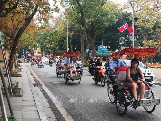 Với vị thế là “Thành phố vì hòa bình”, mỗi năm, Hà Nội thu hút hàng triệu du khách trong nước và quốc tế đến tham quan, thưởng ngoạn. Trong ảnh: Ngồi xích lô đi ngắm cảnh hồ Hoàn Kiếm là lựa chọn hàng đầu của du khách nước ngoài khi đến Hà Nội trong dịp diễn ra Hội nghị thượng đỉnh Mỹ-Triều Tiên lần thứ hai, cuối tháng 2/2019. Ảnh: Diệu Anh – TTXVN