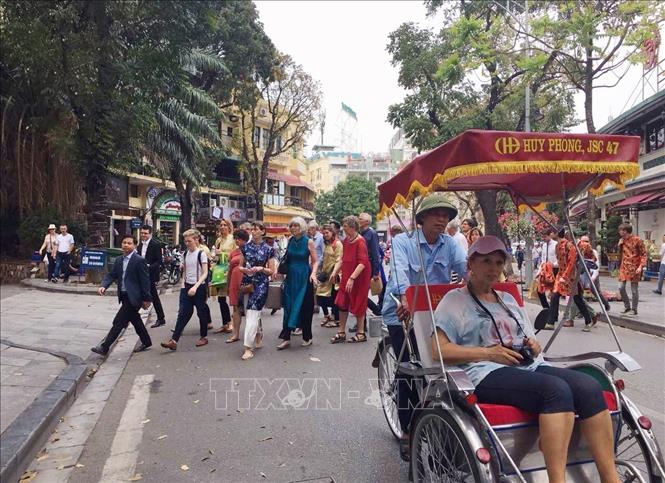 Với vị thế là “Thành phố vì hòa bình”, mỗi năm, Hà Nội thu hút hàng triệu du khách trong nước và quốc tế đến tham quan, thưởng ngoạn. Trong ảnh: Du khách nước ngoài tham quan, ngắm cảnh khu vực hồ Hoàn Kiếm trong dịp diễn ra Hội nghị thượng đỉnh Mỹ-Triều Tiên lần thứ hai, cuối tháng 2/2019. Ảnh: Diệu Anh – TTXVN