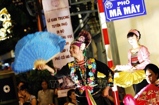 Sáng kiến phố đi bộ Hồ Hoàn Kiếm tạo cho Hà Nội vừa có nét đẹp của các đô thị châu Á và khu vực, là điểm vui chơi lý thú của người dân và du khách, vừa tạo điểm nhấn du lịch cho khu vực trung tâm thành phố Hà Nội, góp phần kích cầu phát triển thương mại, dịch vụ, du lịch của Thủ đô. Trong ảnh: Biểu diễn nghệ thuật hát chầu văn trong không gian phố đi bộ, thu hút sự quan tâm của nhiều du khách trong và ngoài nước. Ảnh: Minh Đức – TTXVN