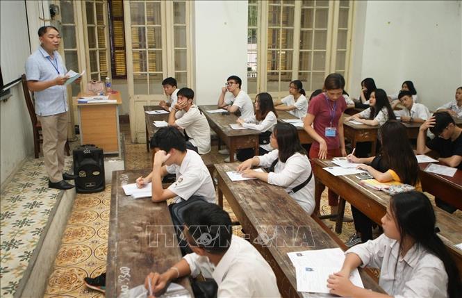 Hà Nội là địa phương dẫn đầu cả nước về phổ cập mầm non cho trẻ 5 tuổi, trung học phổ thông; 100% xã, phường, thị trấn đạt phổ cập giáo dục tiểu học cho trẻ đúng độ tuổi; 83% đối tượng trong độ tuổi hoàn thành phổ cập trung học phổ thông...Trong ảnh: Các thí sinh tham dự Kỳ thi THPT quốc gia năm 2019 tại Hội đồng thi trường THPT Trần Phú (Hà Nội). Ảnh: Thanh Tùng-TTXVN