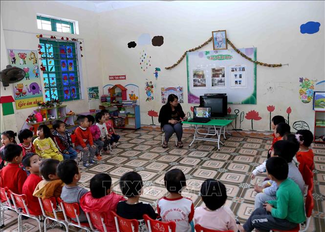 Hà Nội là địa phương dẫn đầu cả nước về phổ cập mầm non cho trẻ 5 tuổi, trung học phổ thông; 100% xã, phường, thị trấn đạt phổ cập giáo dục tiểu học cho trẻ đúng độ tuổi; 83% đối tượng trong độ tuổi hoàn thành phổ cập trung học phổ thông... Trong ảnh: Trường Mầm non xã Song Phượng, huyện Đan Phượng được đầu tư xây dựng theo tiêu chí nông thôn mới. Ảnh: Vũ Sinh – TTXVN