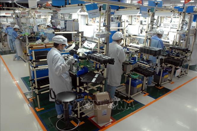 Hiện nay, số dự án đầu tư của nước ngoài (FDI) vào Hà Nội còn hiệu lực là 4.350 dự án với tổng vốn đăng ký hơn 35 tỷ USD, đưa Hà Nội trở thành địa phương dẫn đầu cả nước về thu hút FDI sau 30 năm đổi mới và hội nhập. Trong ảnh: Dây chuyền sản xuất thiết bị điện tử, thiết bị thắp sáng trong ô tô, xe máy của Công ty TNHH Điện Việt Nam Stanley (vốn đầu tư của Nhật Bản) tại Hà Nội. Ảnh: Danh Lam – TTXVN
