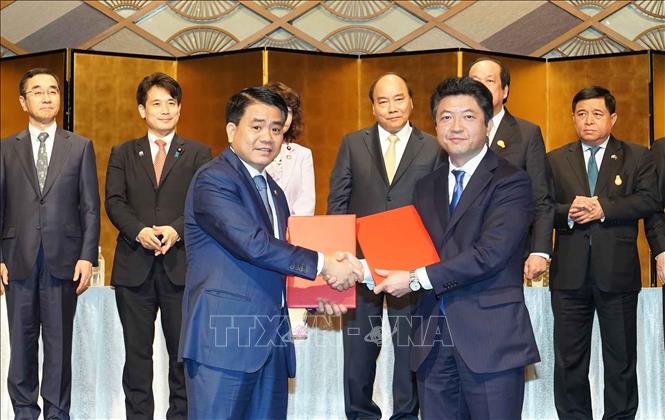 Hà Nội luôn là Thủ đô bình yên, có sức hấp dẫn lớn đối với du khách và các nhà đầu tư quốc tế. Trong ảnh: Ngày 1/7/2019, tại Tokyo, trong chuyến công tác tháp tùng Thủ tướng Nguyễn Xuân Phúc thăm và làm việc tại Nhật Bản, Chủ tịch UBND TP Hà Nội Nguyễn Đức Chung và đại diện các tập đoàn hàng đầu Nhật Bản đã trao đổi các biên bản ghi nhớ (MOU) về việc hợp tác để thực hiện các dự án đầu tư trên địa bàn Thủ đô với tổng số vốn cam kết lên tới 3,75 tỷ USD. Ảnh: Thống Nhất –TTXVN
