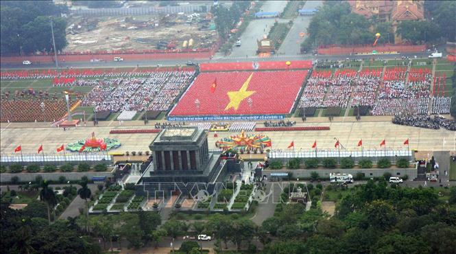 Thủ đô Hà Nội đã và đang không ngừng phát triển, trở thành trung tâm chính trị, kinh tế, văn hóa quan trọng của cả nước. Trong ảnh: Lễ mít tinh, diễu binh, diễu hành kỷ niệm 1000 Thăng Long-Hà Nội tại Quảng trường Ba Đình, ngày 10/10/2010.  Ảnh: Trọng Đức-TTXVN
