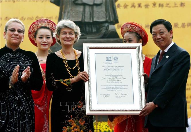 Hà Nội với 36 phố cổ và khu phố Tây kiến trúc Pháp cùng Hoàng thành Thăng Long, Văn Miếu - Quốc Tử Giám… có nhiều di sản, lễ hội văn hóa, nhiều món ẩm thực được yêu thích… Trong ảnh: Bà Irina Bokova, Tổng Giám đốc UNESCO trao danh hiệu 