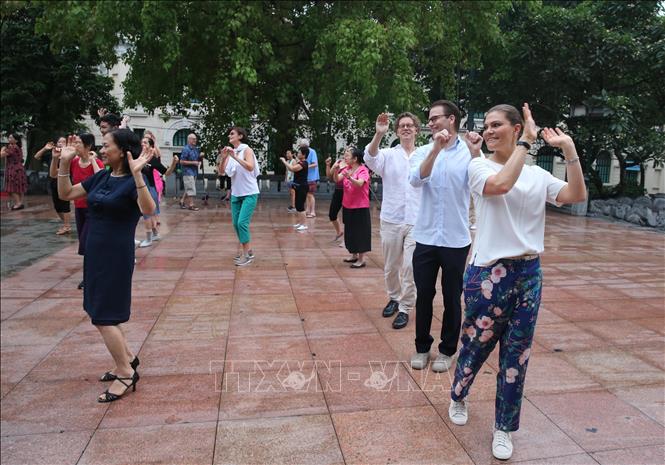 Hà Nội là thành phố bình yên, có sức hấp dẫn lớn đối với du khách, các nhà đầu tư và khách quốc tế không chỉ bởi cảnh đẹp và bề dày văn hóa truyền thống, mà còn ở sự an toàn tuyệt đối, sự thân thiện, hiếu khách của người dân Thủ đô. Trong ảnh: Trong chuyến thăm chính thức tới Việt Nam, sáng 8/5/2019, Công chúa kế vị Thụy Điển Victoria Ingrid Alice Desiree và Phu quân đi dạo phố khu vực quanh hồ Hoàn Kiếm và cùng nhảy theo điệu nhạc của người dân Hà Nội tập thể dục tại vườn hoa Lý Thái Tổ. Ảnh: Lâm Khánh – TTXVN