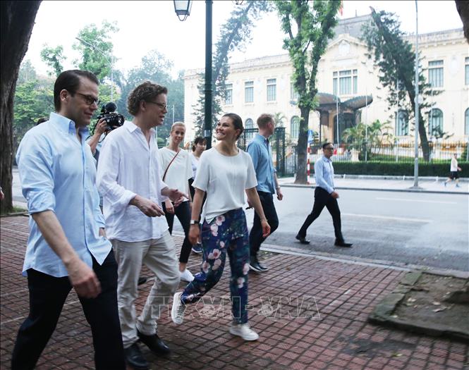 Hà Nội là thành phố bình yên, có sức hấp dẫn lớn đối với du khách, các nhà đầu tư và khách quốc tế không chỉ bởi cảnh đẹp và bề dày văn hóa truyền thống, mà còn ở sự an toàn tuyệt đối, sự thân thiện, hiếu khách của người dân Thủ đô. Trong ảnh: Trong chuyến thăm chính thức tới Việt Nam, sáng 8/5/2019, Công chúa kế vị Thụy Điển Victoria Ingrid Alice Desiree và Phu quân đi dạo phố khu vực quanh hồ Hoàn Kiếm. Ảnh: Lâm Khánh – TTXVN
