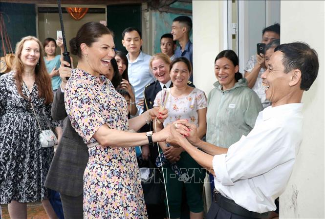 Hà Nội là thành phố bình yên, có sức hấp dẫn lớn đối với du khách, các nhà đầu tư và khách quốc tế không chỉ bởi cảnh đẹp và bề dày văn hóa truyền thống, mà còn ở sự an toàn tuyệt đối, sự thân thiện, hiếu khách của người dân Thủ đô. 
Trong ảnh: Nhân chuyến thăm chính thức Việt Nam, chiều 7/5/2019, Công chúa kế vị Thụy Điển Victoria Ingrid Alice Desiree đến thăm làng nghề truyền thống mây tre đan tại thôn Phú Vinh, xã Phú Nghĩa, huyện Chương Mỹ trong sự chào đón nồng nhiệt, thân tình của người dân nơi đây. Ảnh: Văn Điệp – TTXVN