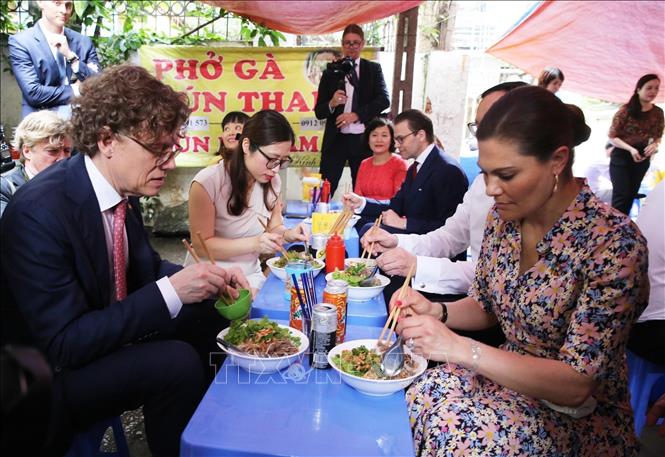 Hà Nội là thành phố bình yên, có sức hấp dẫn lớn đối với du khách, các nhà đầu tư và khách quốc tế không chỉ bởi cảnh đẹp và bề dày văn hóa truyền thống, mà còn ở sự an toàn tuyệt đối, sự thân thiện, hiếu khách của người dân Thủ đô. Trong ảnh: Nhân chuyến thăm chính thức Việt Nam, ngày 7/5/2019, Công chúa kế vị Thụy Điển Victoria Ingrid Alice Desiree (phải) cùng Đại sứ Thụy Điển đến thưởng thức món Bún bò Nam Bộ tại ngõ 35 phố Kim Mã Thượng, phường Cống Vị, quận Ba Đình, để được trực tiếp chứng kiến và trải nghiệm cách sống rất riêng của người Hà Nội: sống trên vỉa hè, ăn cơm trên vỉa hè, nuôi con trên vỉa hè, làm ăn trên vỉa hè. Ảnh: Lâm Khánh – TTXVN