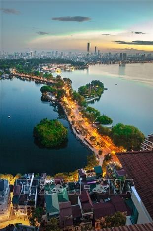 Trong ảnh: Vẻ đẹp nên thơ của đường Cổ Ngư xưa (nay là đường Thanh Niên) trong buổi chiều hoàng hôn. Ảnh: Trọng Đạt – TTXVN