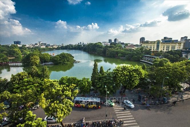 20 năm qua, Hà Nội đã và đang đưa ra những chính sách nhằm hướng tới sự phát triển bền vững, cân bằng hài hòa giữa tăng trưởng và bảo vệ môi trường. Trong ảnh: Hồ Hoàn Kiếm, trung tâm Thủ đô Hà Nội. Ảnh: Trọng Đạt – TTXVN