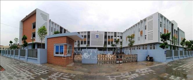 Hà Nội là địa phương dẫn đầu cả nước về phổ cập mầm non cho trẻ 5 tuổi, trung học phổ thông; 100% xã, phường, thị trấn đạt phổ cập giáo dục tiểu học cho trẻ đúng độ tuổi; 83% đối tượng trong độ tuổi hoàn thành phổ cập trung học phổ thông...Trong ảnh: Trường THCS Cầu Diễn, quận Nam Từ Liêm (Hà Nội) được đầu tư xây mới đồng bộ cùng trang thiết bị giảng dạy hiện đại được đưa vào sử dụng trong năm học 2018-2019, góp phần nâng cao chất lượng dạy và học trên địa bàn. Ảnh: Thanh Tùng-TTXVN