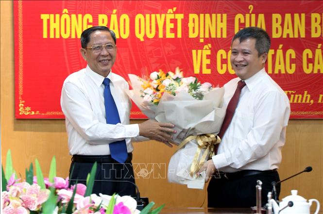 Trong ảnh: đồng chí Nguyễn Thanh Sơn, Phó Chủ nhiệm Ủy Ban Kiểm tra Trung ương tặng hoa cho đồng chí Trần Tiến Hưng. Ảnh: Công Tường-TTXVN