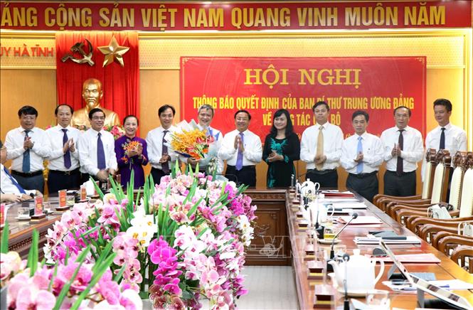 Trong ảnh: Lãnh đạo tỉnh Hà Tĩnh trao hoa chúc mừng đồng chí Trần Tiến Hưng. Ảnh: Công Tường-TTXVN