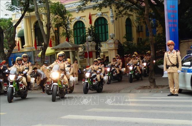 Là địa bàn có vị trí đặc biệt quan trọng, Hà Nội luôn chú trọng làm tốt công tác quốc phòng an ninh, trật tự an toàn xã hội, bảo đảm tuyệt đối an toàn cho các cơ quan và hoạt động của Trung ương Đảng, Chính phủ, Quốc hội, các sự kiện chính trị, văn hóa lớn trong nước và quốc tế diễn ra ở Thủ đô. Trong ảnh: Cảnh sát giao thông Hà Nội ra quân đảm bảo an toàn cho các đoàn vận động viên, cổ động viên trong nước và quốc tế trước và sau trận chung kết lượt về AFF Suzuki Cup 2018. Ảnh: Doãn Tấn – TTXVN