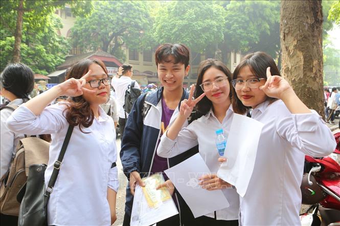 Hà Nội là địa phương dẫn đầu cả nước về phổ cập mầm non cho trẻ 5 tuổi, trung học phổ thông; 100% xã, phường, thị trấn đạt phổ cập giáo dục tiểu học cho trẻ đúng độ tuổi; 83% đối tượng trong độ tuổi hoàn thành phổ cập trung học phổ thông. Trong ảnh: Các nữ sinh hân hoan sau khi hoàn thành môn thi tại Kỳ thi THPT quốc gia 2019. Ảnh: Thành Đạt – TTXVN