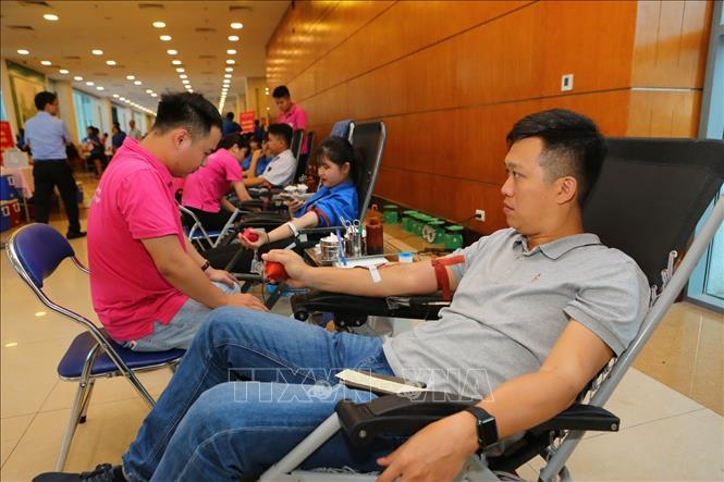 Phong trào hiến máu tình nguyện đã và đang phát triển một cách ấn tượng, rộng rãi trên khắp địa bàn Hà Nội những năm qua, mang đậm dấu ấn văn hóa truyền thống Thủ đô và hội nhập quốc tế. Trong ảnh: Đoàn viên thanh niên Thông tấn xã Việt Nam tham gia hiến máu tình nguyện. Ảnh: TTXVN