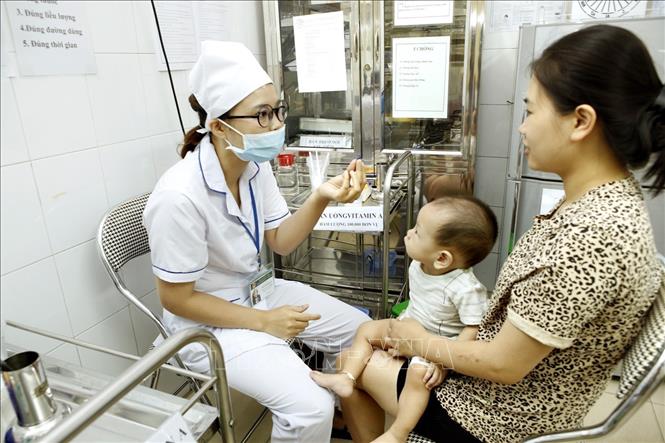 Để tiếp tục duy trì và phát huy danh hiệu “Thành phố vì hòa bình”, Thủ đô Hà Nội đã và đang quyết tâm giải quyết tốt các vấn đề về: Bảo vệ môi trường, an sinh xã hội, giảm thiểu tai nạn giao thông, vệ sinh an toàn thực phẩm, nâng cao chất lượng công tác y tế và chăm sóc sức khỏe, đấu tranh phòng, chống các tệ nạn xã hội…Trong ảnh: Điểm cân, đo và cho trẻ uống Vitammin A trạm y tế phường Nguyễn Du, quận Hai Bà Trưng. Ảnh: Dương Ngọc – TTXVN