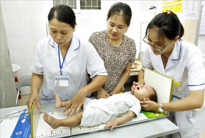 20 năm qua, Hà Nội đạt được nhiều tiến bộ và hiệu quả tích cực về thực hiện vấn đề bình đẳng trong cộng đồng, đặc biệt là bình đẳng giới, chăm sóc sức khỏe phụ nữ, bà mẹ, trẻ em. Trong ảnh: Điểm cân, đo và cho trẻ uống Vitammin A trạm y tế phường Nguyễn Du, quận Hai Bà Trưng. Ảnh: Dương Ngọc – TTXVN