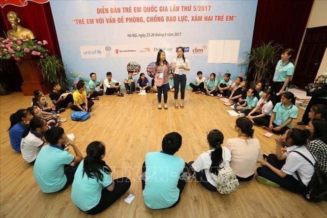 20 năm qua, Hà Nội đạt được nhiều tiến bộ và hiệu quả tích cực về thực hiện vấn đề bình đẳng trong cộng đồng, đặc biệt là bình đẳng giới, chăm sóc sức khỏe phụ nữ, bà mẹ, trẻ em. Trong ảnh: Trẻ em thảo luận về các vấn đề phòng, chống bạo lực, xâm hại trẻ em tại Diễn đàn trẻ em quốc gia lần thứ 5, năm 2017. Ảnh: Anh Tuấn – TTXVN