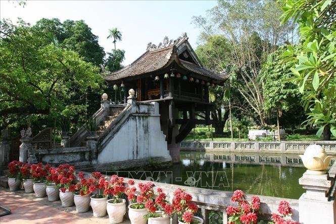 Hà Nội hơn nghìn năm tuổi có rất nhiều điểm thu hút khách du lịch với cảnh quan kiến trúc độc đáo, di sản văn hóa phong phú. Thủ đô ngày nay có hơn 5.000 di tích lịch sử, văn hóa, kiến trúc, trong đó, 1.150 đã xếp hạng cấp Quốc gia, 1.059 xếp hạng cấp Thành phố. Trong ảnh: Chùa Một Cột mang biểu tượng kiến trúc độc đáo, là di tích lịch sử - văn hóa cấp quốc gia. Ảnh: TTXVN