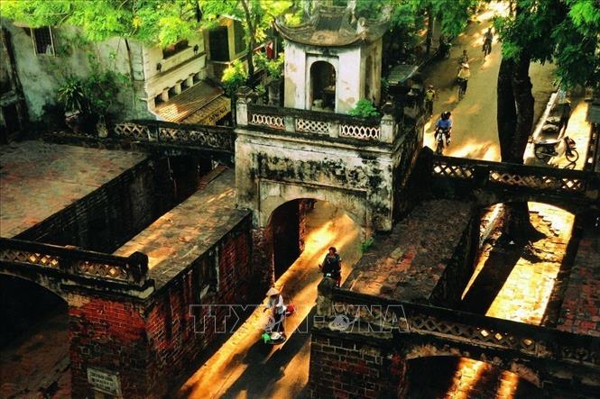 Hà Nội hơn nghìn năm tuổi có rất nhiều điểm thu hút khách du lịch với cảnh quan kiến trúc độc đáo, di sản văn hóa phong phú. Thủ đô ngày nay có hơn 5.000 di tích lịch sử, văn hóa, kiến trúc, trong đó, 1.150 đã xếp hạng cấp Quốc gia, 1.059 xếp hạng cấp Thành phố. Trong ảnh: Ô Quan Chưởng - một trong 5 cửa ô nổi tiếng của kinh thành Thăng Long xưa còn trường tồn với thời gian cho đến ngày nay, không chỉ đẹp về mặt kiến trúc mà còn mang đậm ý nghĩa về mặt lịch sử của Thủ đô nghìn năm văn hiến. Ảnh: TTXVN