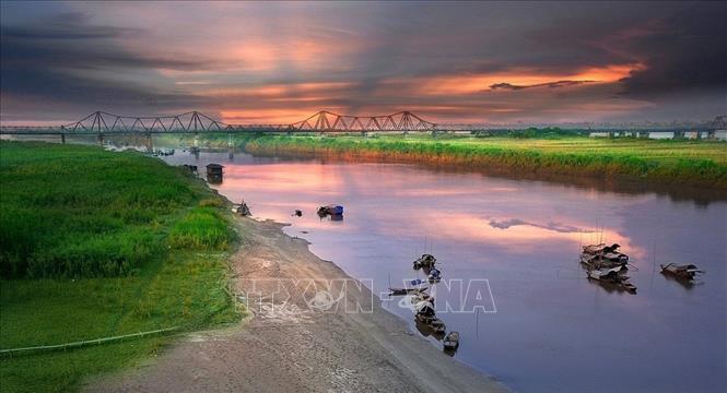 Hà Nội hơn nghìn năm tuổi có rất nhiều điểm thu hút khách du lịch với cảnh quan kiến trúc độc đáo, di sản văn hóa phong phú. Thủ đô ngày nay có hơn 5.000 di tích lịch sử, văn hóa, kiến trúc, trong đó, 1.150 đã xếp hạng cấp Quốc gia, 1.059 xếp hạng cấp Thành phố. Trong ảnh: Cầu Long Biên hơn 100 năm tuổi, nhân chứng lịch sử và vô cùng ý nghĩa đối với người dân Thủ đô, một trong những biểu tượng đặc trưng và độc đáo nhất về lịch sử, văn hóa Hà Nội do con người tạo ra. Ảnh: Trọng Đạt – TTXVN