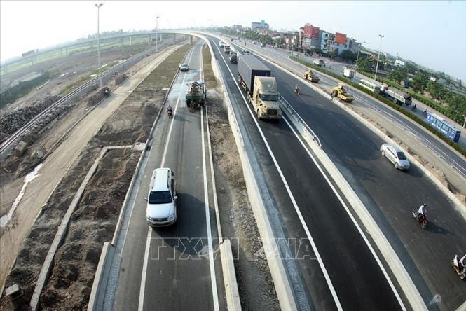 Công tác quy hoạch, xây dựng và quản lý đô thị có chuyển biến tích cực; nhiều dự án, công trình giao thông, chỉnh trang đô thị được triển khai, đưa vào sử dụng và phát huy hiệu quả. Trong ảnh: Nút giao Quốc lộ 5 – cầu Thanh Trì (Hà Nội). Ảnh: Huy Hùng – TTXVN
