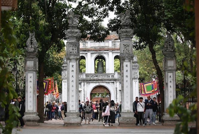 Với vị thế là “Thành phố vì hòa bình”, mỗi năm, Hà Nội thu hút hàng triệu du khách cả trong nước và quốc tế đến tham quan, thưởng ngoạn. Trong ảnh: Du khách tham quan Văn Miếu - Quốc Tử Giám. Ảnh: Trọng Đạt – TTXVN