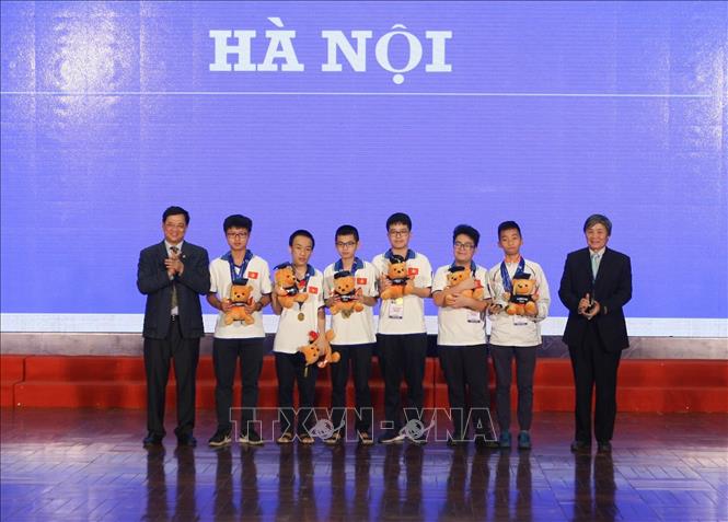 TP Hà Nội luôn dành sự quan tâm đặc biệt đối với sự nghiệp giáo dục và đào tạo thế hệ trẻ, coi đó như một trọng điểm ưu tiên trong chính sách phát triển. Trong ảnh: Ban tổ chức trao Cúp giải Nhất phần thi đồng đội cho đội Hà Nội – độ tuổi Junior (học sinh lớp 8, 9 Trung học cơ sở) tại kỳ thi Toán học Hà Nội mở rộng năm 2019 - lần thứ 16 (The 16th Hanoi Open Mathematics Competition). Ảnh: Thanh Tùng-TTXVN