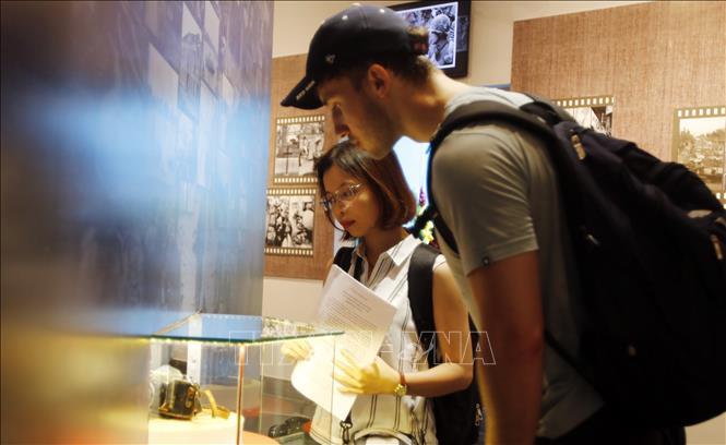 Trong ảnh: Du khách xem chiếc máy ảnh Pentax Honeywell H trưng bày tại triển lãm chuyên đề “Câu chuyện từ chiếc máy ảnh”. Ảnh: Hoàng Hải-TTXVN