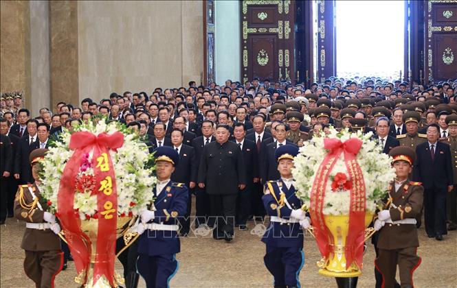 Trong ảnh: Nhà lãnh đạo Triều Tiên Kim Jong-un (giữa) viếng Cung Thái Dương ở Bình Nhưỡng, nơi đặt di hài hai cố Chủ tịch Kim Nhật Thành và Kim Jong-il nhân lễ kỷ niệm 25 năm ngày mất của lãnh tụ Kim Nhật Thành ngày 8/7/2019. Ảnh: AFP/TTXVN