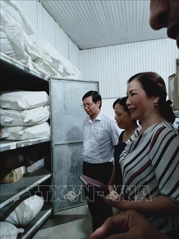 Trong ảnh: Phó Giám đốc Sở Y tế Hà Nội Trần Văn Chung kiểm tra tủ thuốc tại kho dược liệu của Công ty Cổ phần Đông Y Dược Thăng Long (Hà Nội). Ảnh: Tuyết Mai-TTXVN
