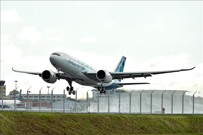 Trong ảnh (tư liệu): Máy bay cất cánh từ sân bay Toulouse Blagnac, gần Colomiers, Pháp. Ảnh: AFP/ TTXVN