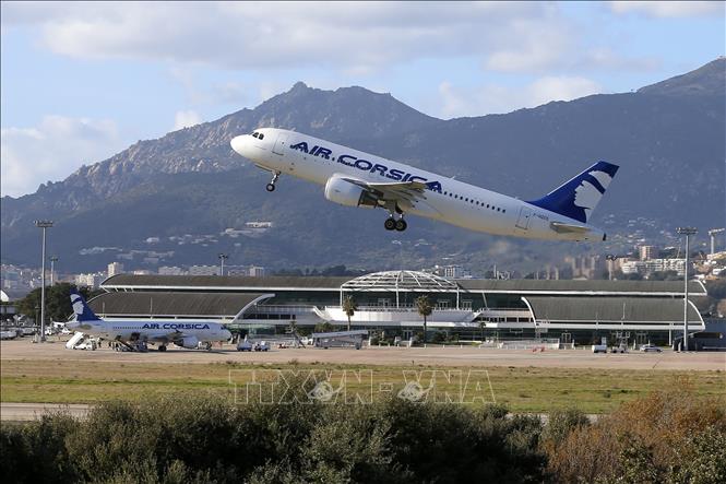 Trong ảnh (tư liệu): Máy bay cất cánh từ sân bay Naopleon Bonaparte Ajaccio, Pháp. Ảnh: AFP/ TTXVN