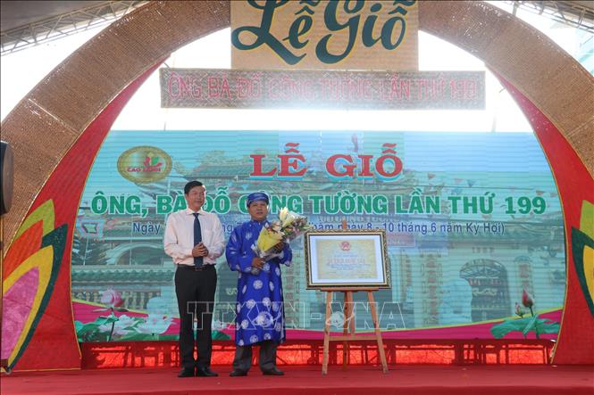 Trong ảnh: Lễ đón Bảng xếp hạng Đền thờ và Mộ ông bà Đỗ Công Tường là di tích cấp quốc gia. Ảnh: Nguyễn Văn Trí - TTXVN