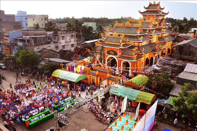 Ngày 10/7/2019, UBND thành phố Cao Lãnh, tỉnh Đồng Tháp tổ chức lễ giỗ ông, bà Đỗ Công Tường lần thứ 199 và đón nhận Đền thờ và Mộ ông bà Đỗ Công Tường được công nhận di tích cấp Quốc gia. Đền thờ và Mộ ông bà Đỗ Công Tường tồn tại đến nay gần 200 năm, tọa lạc tại số 64, đường Lê Lợi, Phường 2, thành phố Cao Lãnh, tỉnh Đồng Tháp để ghi nhận công lao thành lập chợ Cao Lãnh của Ông Bà. Ảnh: Nguyễn Văn Trí - TTXVN