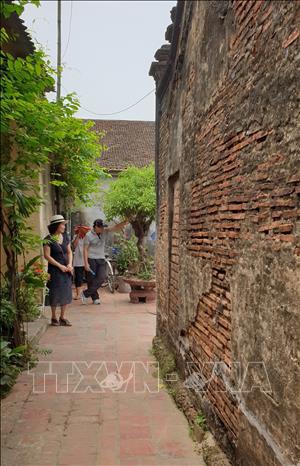 Trong chiến lược sâu rộng kéo dài 2 năm (2019 - 2020) tại Việt Nam, UNESCO đặc biệt coi trọng hợp tác với TP Hà Nội về bảo tồn di sản, trong đó có làng cổ Đường Lâm và Hoàng Thành Thăng Long cũng như đề xuất Hà Nội trở thành TP đầu tiên của Việt Nam tham gia Mạng lưới Thành phố sáng tạo của UNESCO. Trong ảnh: Làng cổ Đường Lâm (thị xã Sơn Tây) là điểm du lịch thu hút nhiều khách tham quan, trong đó có không ít du khách quốc tế. Ảnh: TTXVN