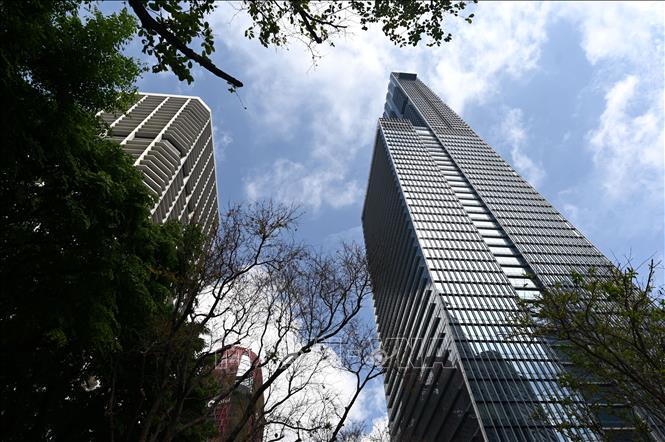 Trong ảnh: Tòa tháp Wallich Residence (phải) nơi có căn hộ penthouse đắt giá nhất Singapore . Ảnh: AFP/TTXVN