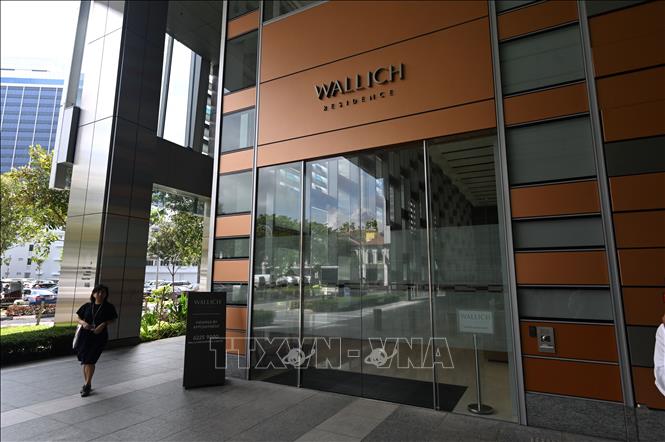 Trong ảnh: Lối vào tòa tháp Wallich Residence (phải) nơi có căn hộ penthouse đắt giá nhất Singapore . Ảnh: AFP/TTXVN