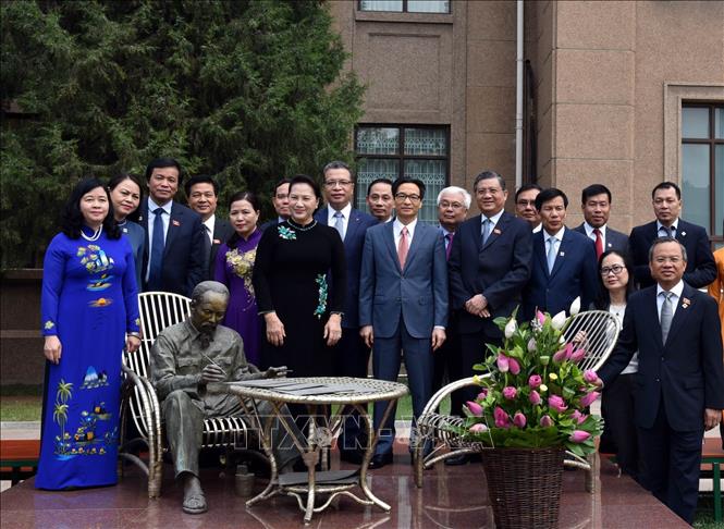 Chủ tịch Quốc hội Nguyễn Thị Kim Ngân với cán bộ, nhân viên Đại sứ quán, bà con Việt Kkều đang làm ăn, sinh sống và học tập tại Trung Quốc. Ảnh: Trọng Đức - TTXVN