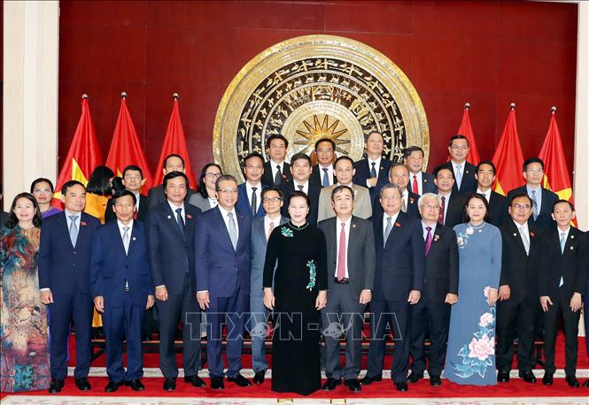 Chủ tịch Quốc hội Nguyễn Thị Kim Ngân với cán bộ, nhân viên và bà con Kiều bào tại Trung Quốc. Ảnh: Trọng Đức - TTXVN