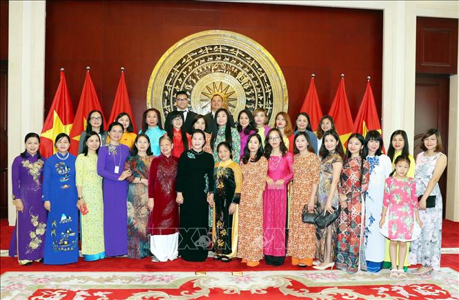 Chủ tịch Quốc hội Nguyễn Thị Kim Ngân với cán bộ, nhân viên và bà con Kiều bào tại Trung Quốc. Ảnh: Trọng Đức - TTXVN